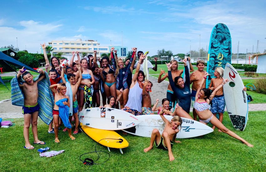 Cours de surf pour débutants sur la plage d'Ostia Lido